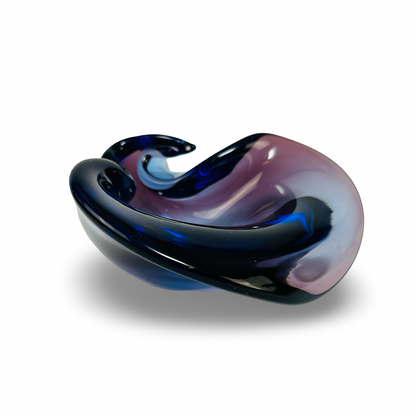 Schrägansicht der kobaltblauen Murano-Sommerso-Schale mit amethystfarbenem Kern und Wellenkämmen