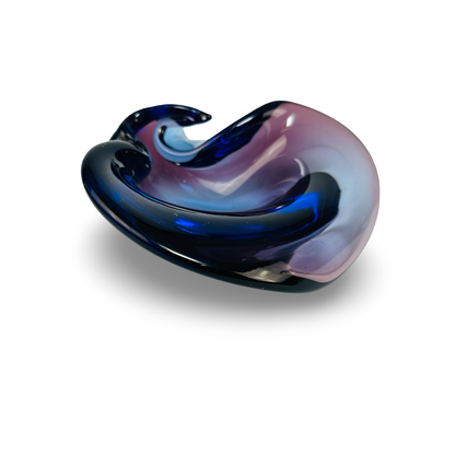 Schrägdraufsicht der dunkelblauen Murano-Schale mit rosavioletter Sommerso-Einlage und hochgezogenen Rändern