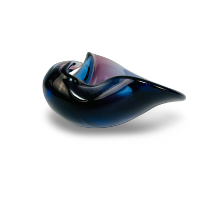 Seitenansicht der flachen Murano-Sommerso-Schale mit ausgezogener Spitze und violettem Glaskern