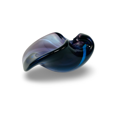 Seitenansicht der asymmetrischen Murano-Schale mit blauer Außenlage und amethystfarbenem Glas im Zentrum