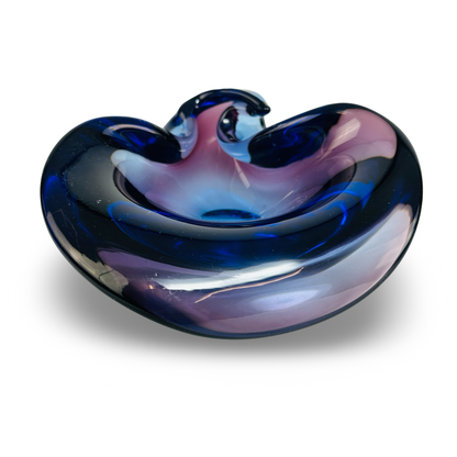 Draufsicht in die schwere Glasschale aus Kobaltblau und Amethyst mit geschwungenen Wellenkämmen