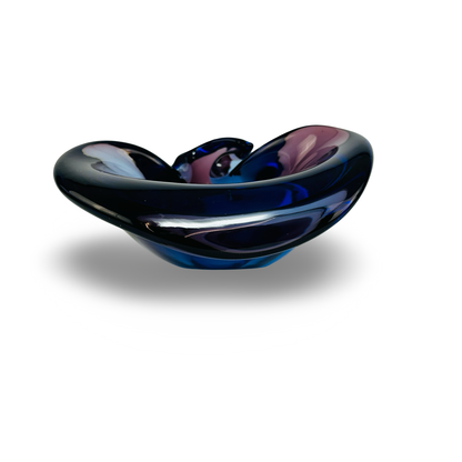 Frontansicht der ovalen Murano-Glasschale mit dunkelblauem Rand und violett schimmernder Mulde
