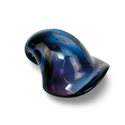 Unterseite der Murano-Glasschale mit gewölbtem Fuß und durchscheinenden blauen sowie violetten Glasschichten
