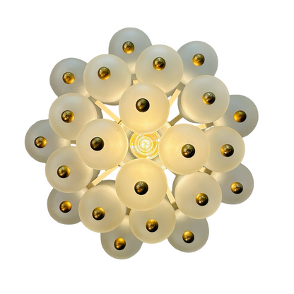 Leuchtende Unteransicht der Deckenleuchte mit zentraler Fassung, Frostglas und goldfarbenen Kugeln