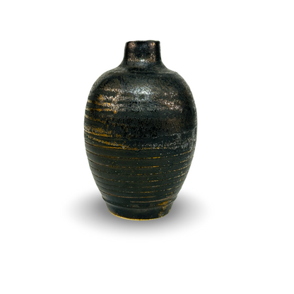 Gesamtansicht der kleinen Studiokeramik-Vase mit Ringrillen und schwarz-bronzener Glasur, 1970er