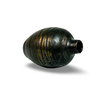 Ansicht von oben auf die kleine Studiokeramik-Vase mit runder Öffnung und geriffeltem Rand