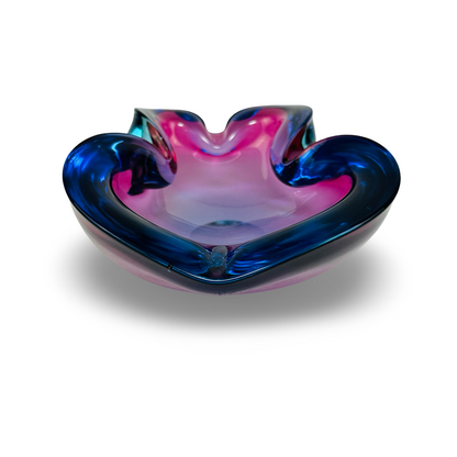 Gesamtansicht der nierenförmigen Sommerso-Glasschale in Aubergine, Fuchsia und Kobaltblau, 1960er