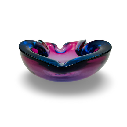 Seitenansicht der geschwungenen Glasschale mit transparenter Außenkante und blauem Inneren