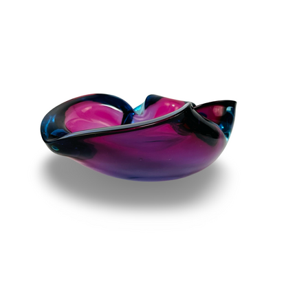 Nahansicht des hochgezogenen Randes der Murano-Schale in Aubergine und Fuchsia