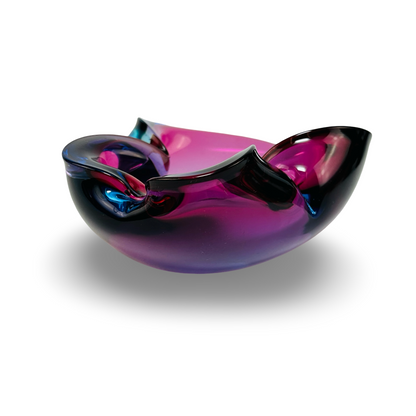 Flache Seitenansicht der mehrfarbigen Murano-Glasschale mit breitem transparentem Stand