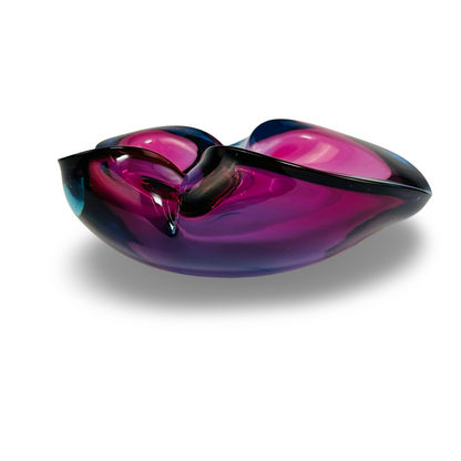 Detailansicht der geschichteten Glasfarben von Fuchsia über Aubergine bis Kobaltblau