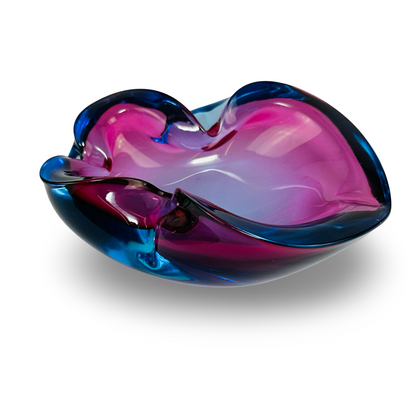 Schrägansicht der Murano-Nierenschale mit kräftig blauem Glaskern und fuchsiafarbenem Rand