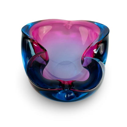 Rückansicht der asymmetrischen Sommerso-Nierenschale aus dickwandigem farbigem Glas