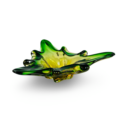 Flache Seitenansicht der Murano-Schale mit chartreusefarbener Mulde und dunkelgrünen Randwellen