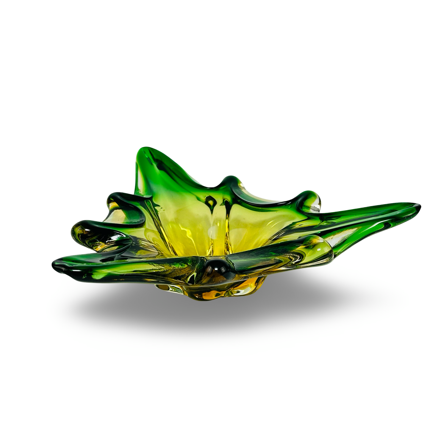 Murano Sommerso Freiform-Dreiecksschale in Smaragdgrün und Chartreuse mit ausgezogenen Spitzen aus den 1960er/70er Jahren