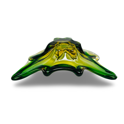 Unteransicht der flachen Murano-Freiformschale mit chartreusefarbenem Kern und grünem Rand