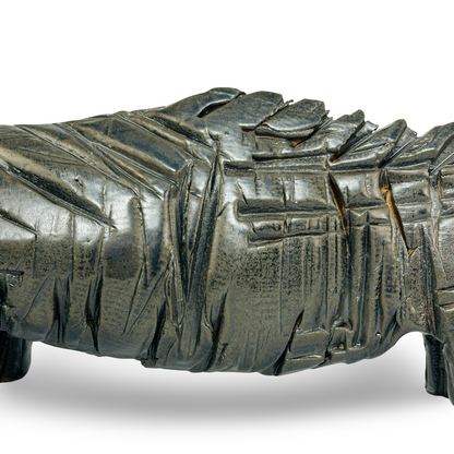 Dreiviertelansicht der Mosset-Skulptur mit modelliertem Kopf und rauer blau-schwarzer Oberfläche