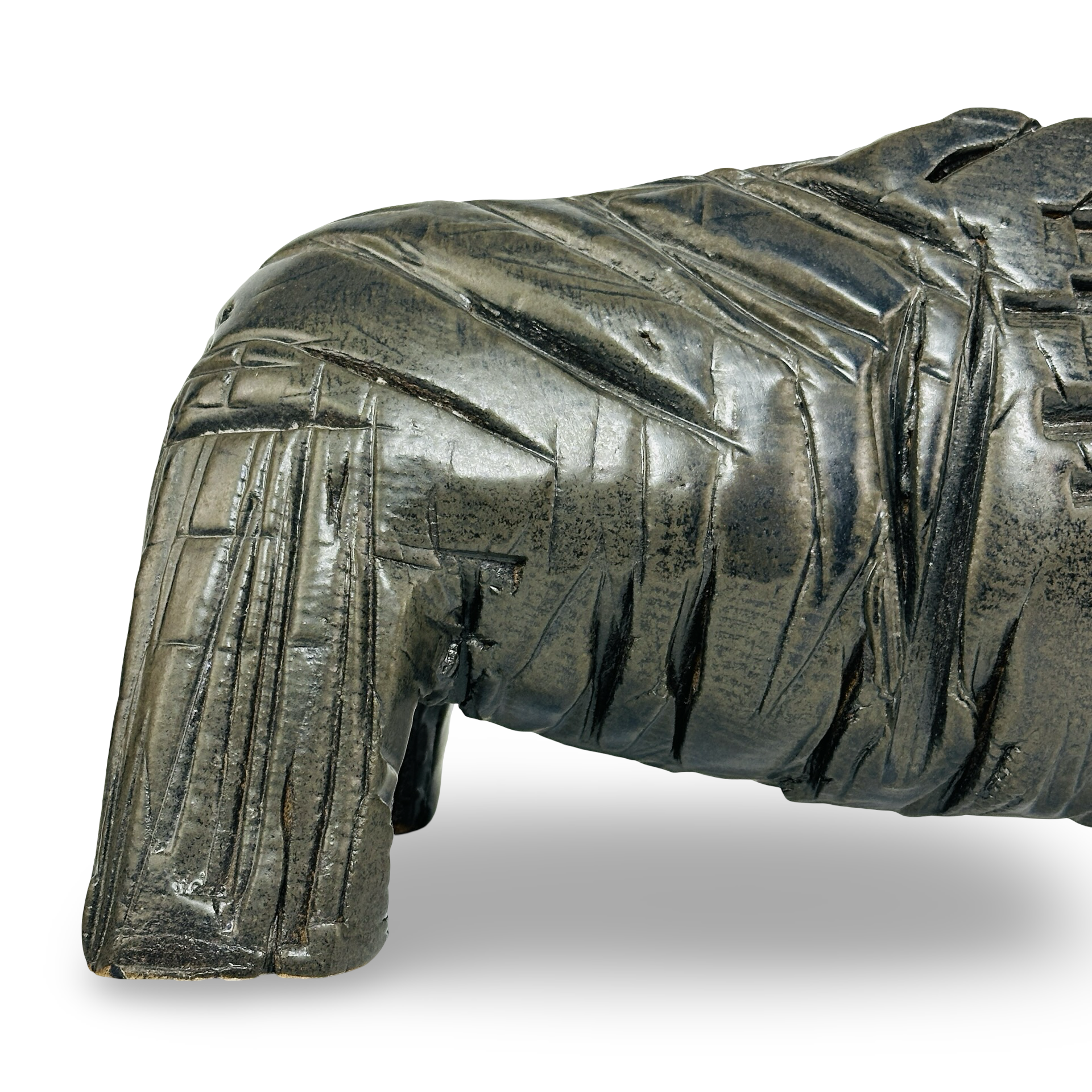 Monumentale Studiokeramik Skulptur eines Rhinozeros aus französischem Grès, signiert Mosset, 1970er/80er Jahre, mit dunkler Ascheglasur und brutalistischer Formensprache.