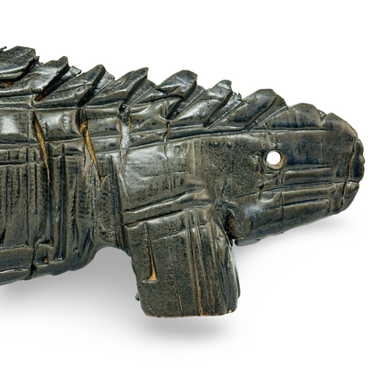 Nahansicht des Kopfes der Rhinozeros-Skulptur mit Ohren, Hörnern und strukturierter Ascheglasur