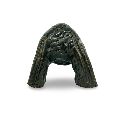 Detail des modellierten Rückens der Rhinozeros-Skulptur mit dunkel schimmernder Glasuroberfläche