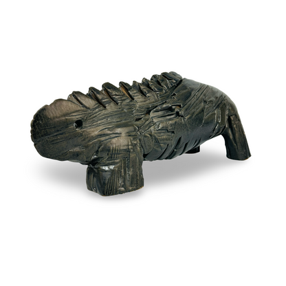 Schrägansicht der Rhinozeros-Figur mit sichtbaren Hautfalten und unregelmäßiger Metallglasur