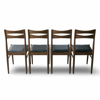 Ansicht von schräg hinten auf den Stuhlsatz aus Palisander mit schwarzen neu bezogenen Sitzen