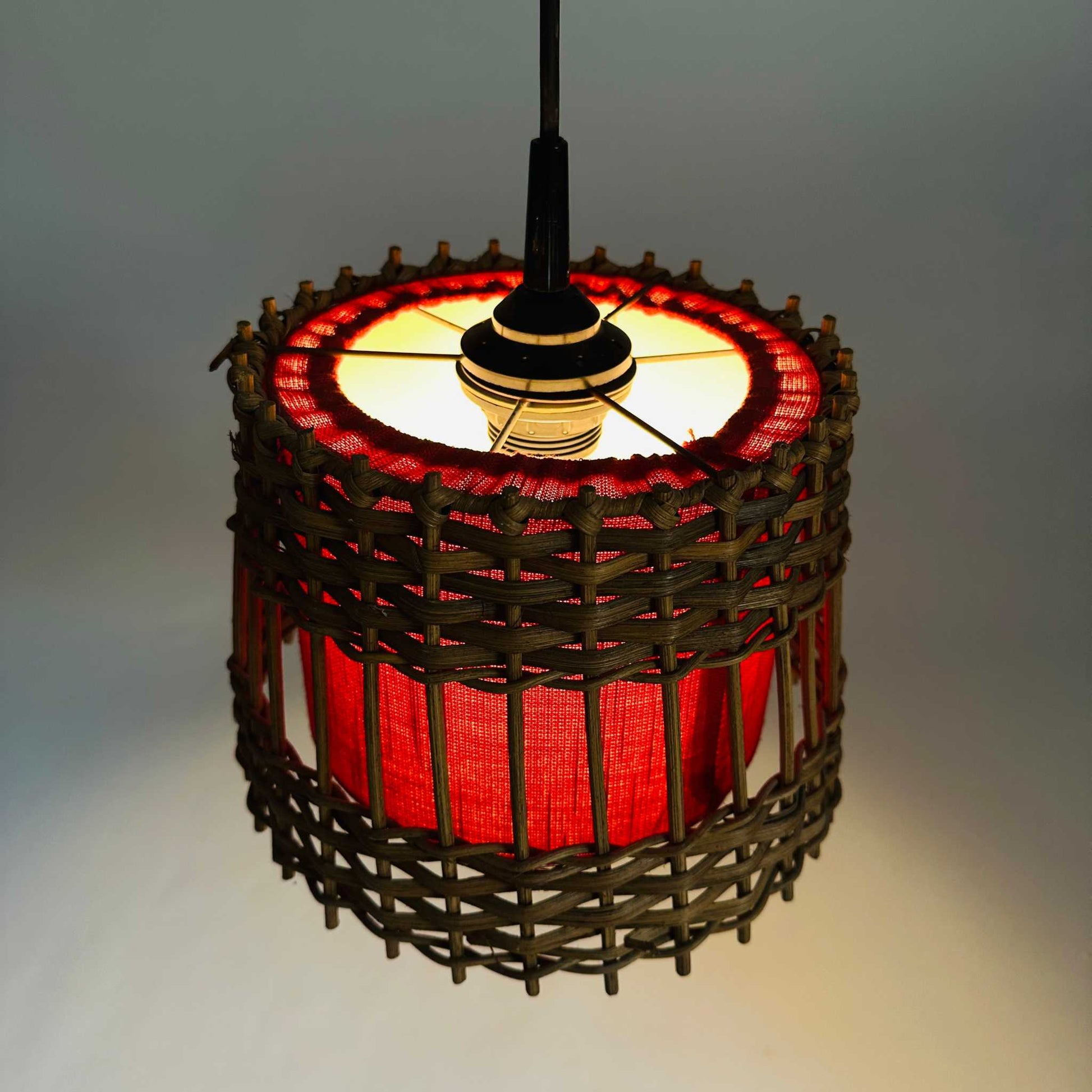 Paar mediterrane Rattan-Pendelleuchten mit rotem Stoffkern aus den 70ern