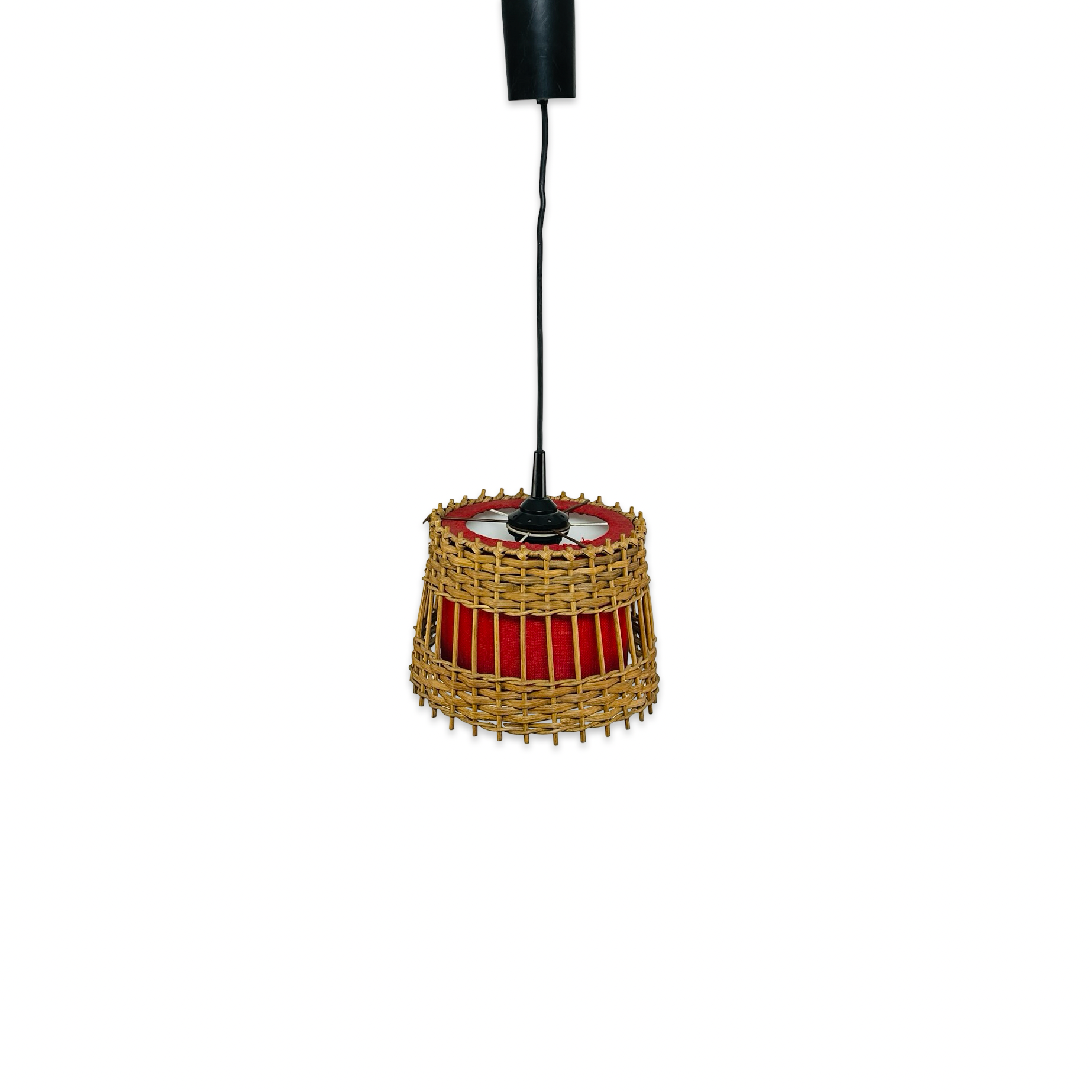 Paar mediterrane Rattan Pendelleuchten der 70er mit rotem Innenstoff und schwarzen Bakelitfassungen