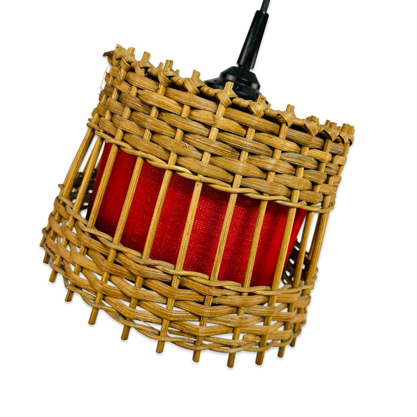 Paar mediterrane Rattan-Pendelleuchten der 70er mit rotem Stoffkern und schwarzer Fassung