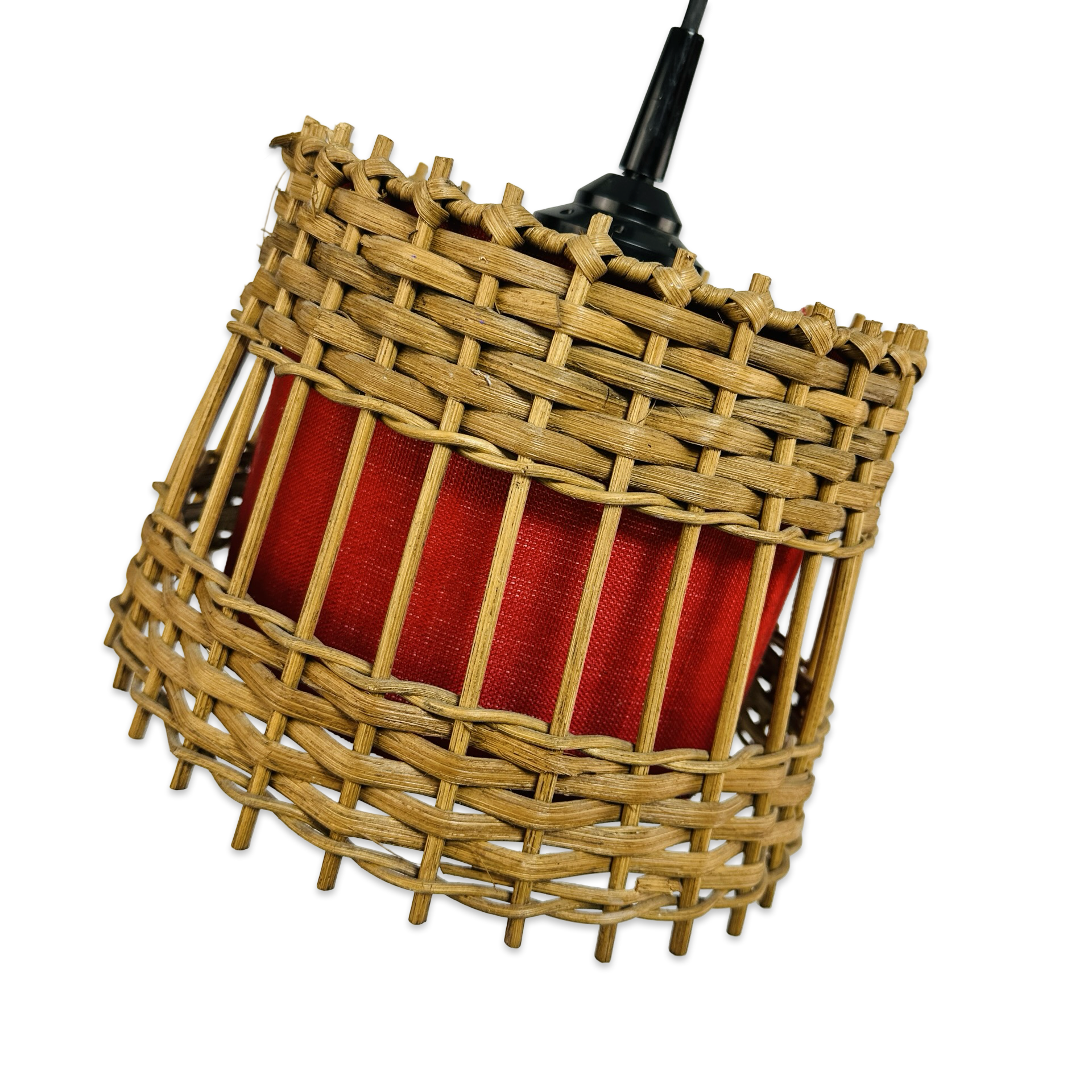 Paar mediterrane Rattan-Pendelleuchten der 70er mit rotem Stoffkern und schwarzer Fassung