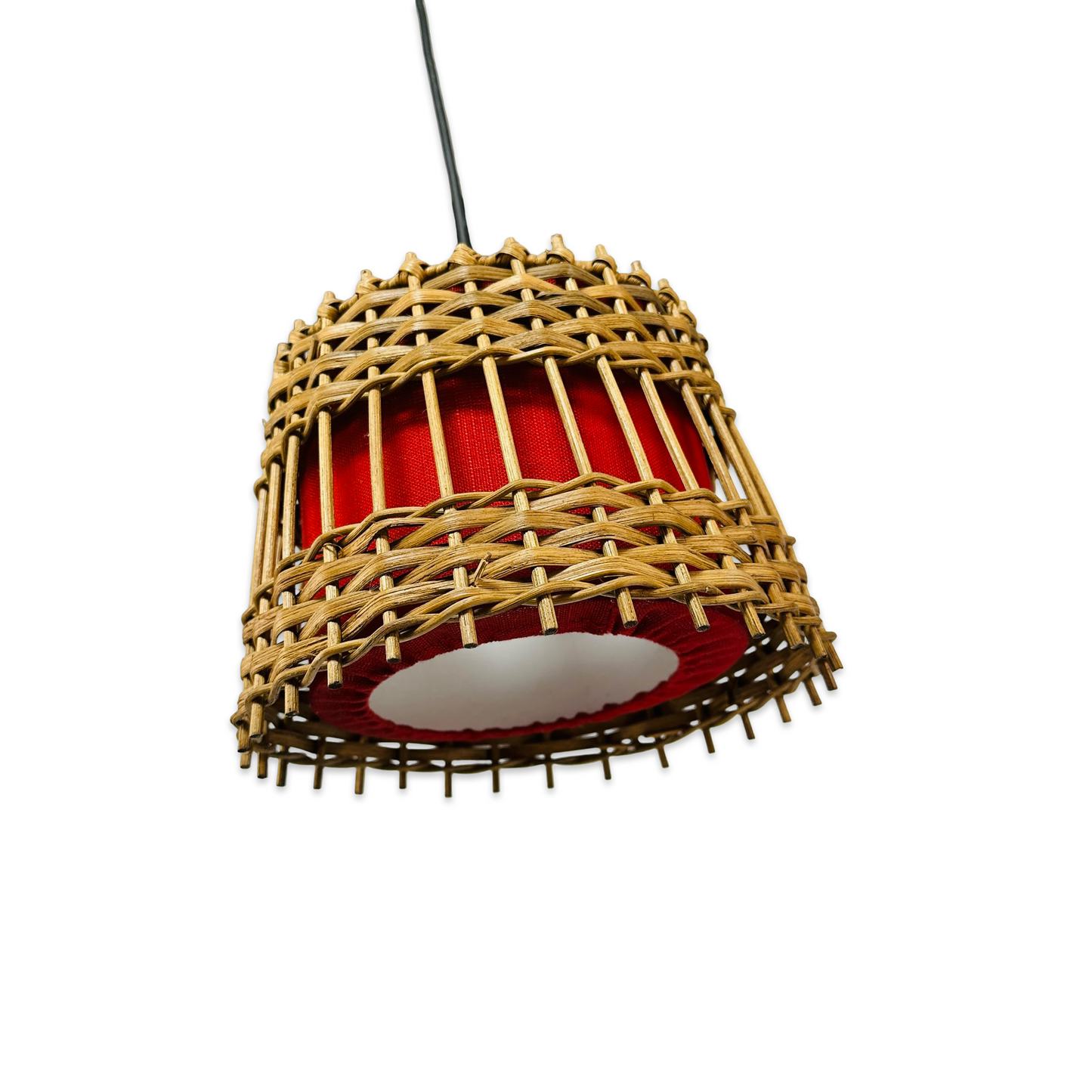 Paar mediterrane Rattan-Pendelleuchten mit rotem Stoffkern aus den 1970er Jahren