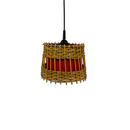 Frontansicht einer mediterranen Rattan-Pendelleuchte mit schwarzem Kabel und rotem Schirm