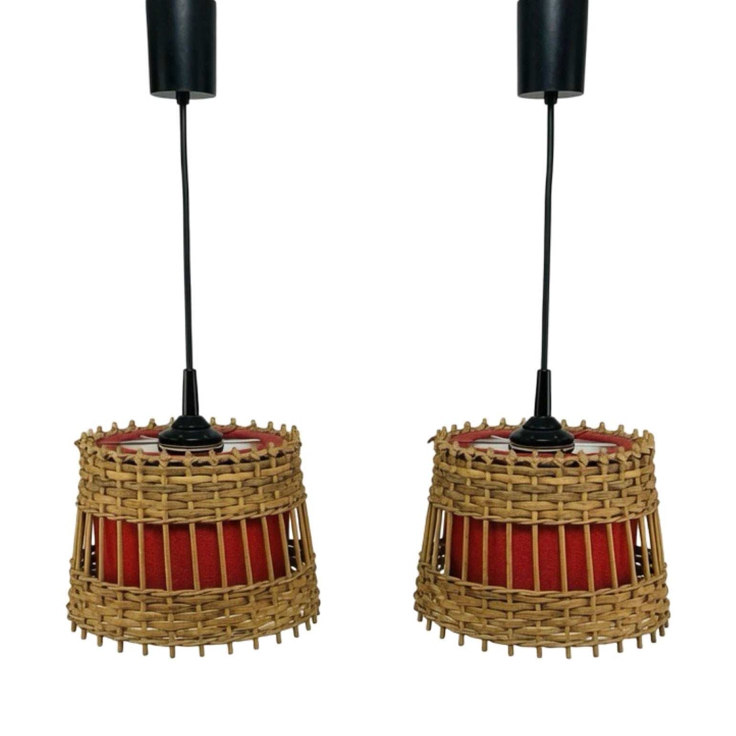 Paar mediterrane Rattan-Pendelleuchten der 70er mit rotem Stoffkern und handgeflochtenem Korb