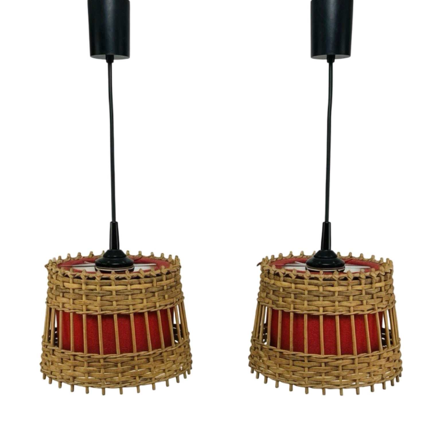 Paar mediterrane Rattan-Pendelleuchten der 70er mit rotem Stoffkern und handgeflochtenem Korb