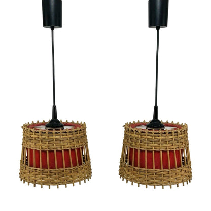 Paar Rattan-Pendelleuchten mit roten Stoffschirmen und schwarzen Deckenrosetten, 1970er