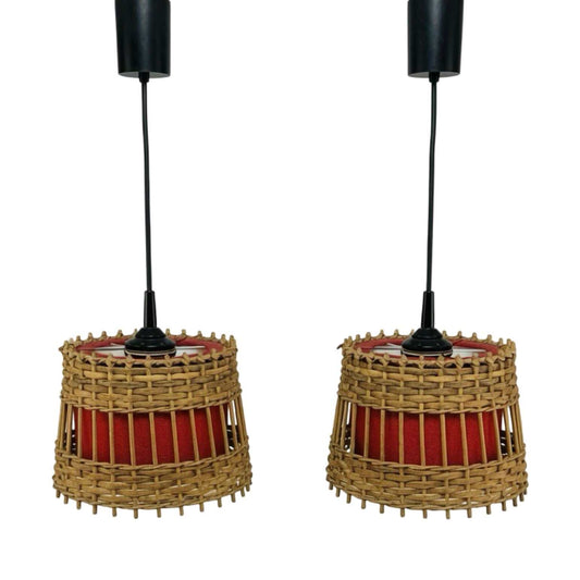 Paar mediterrane Rattan-Pendelleuchten mit rotem Stoffkern aus den 1970ern, klassische Handarbeit aus Südeuropa