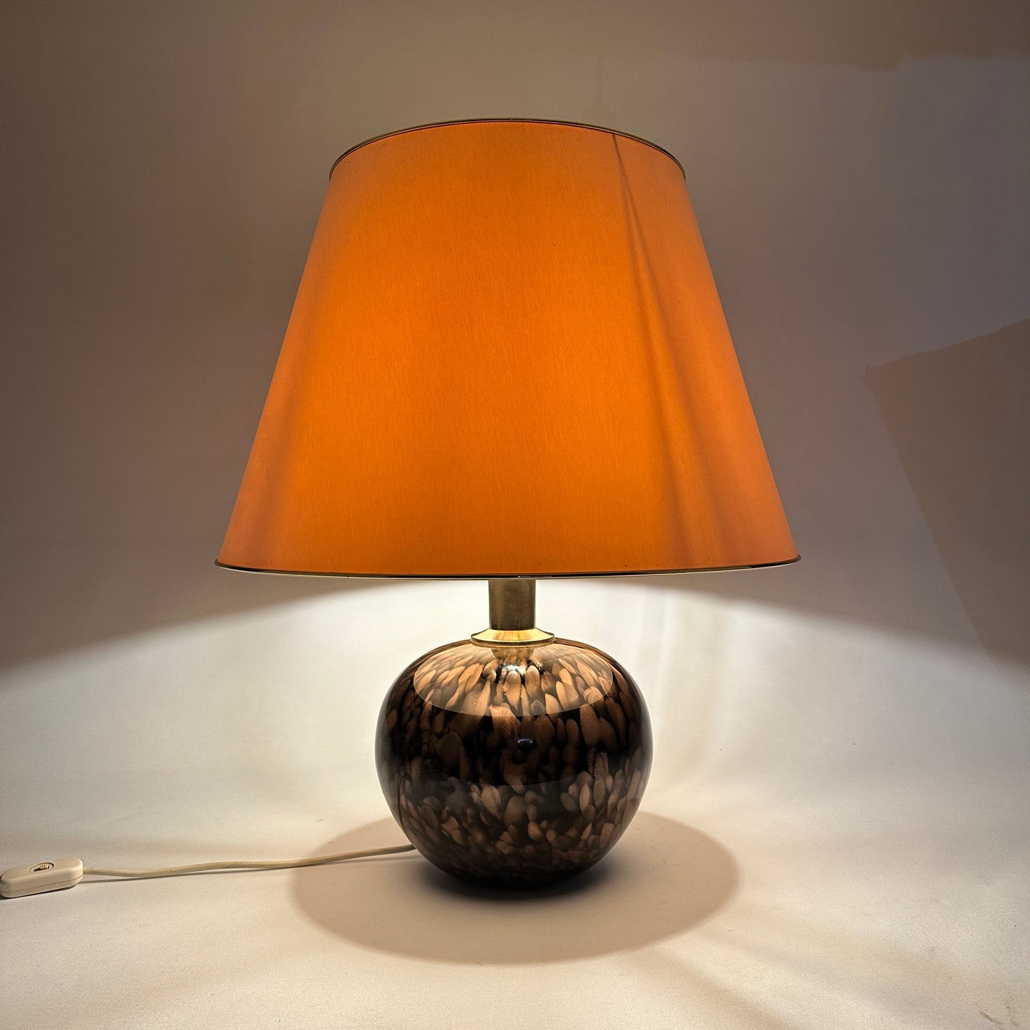 V. Nason & C. Murano Avventurina Kugel-Tischlampe aus schwarzem Glas mit Kupfer-Aventurin und Messingfassung, 1970er Jahre