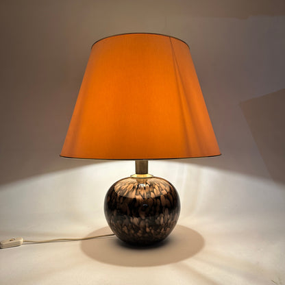 Eingeschaltete Kugel-Tischlampe von V. Nason & C. mit hellem Schirm und schwarz-kupferfarbenem Glasfuß der 1970er/80er