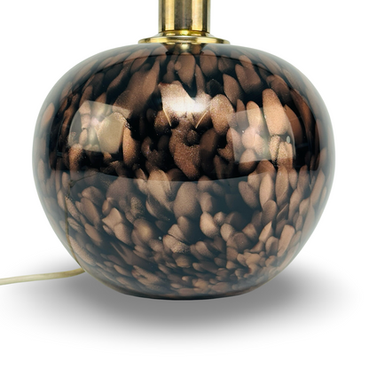Detailansicht des kugeligen Muranoglasfußes mit dichtem kupferfarbenem Sprenkelmuster der Tischlampe aus den 1970er/80er