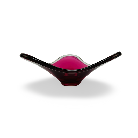 Sommerso-Dreieckschale Cranberry von Josef Hospodka, 1960er, dreieckige Glas-Schale mit warmem Rotton und transparenter Kristallummantelung