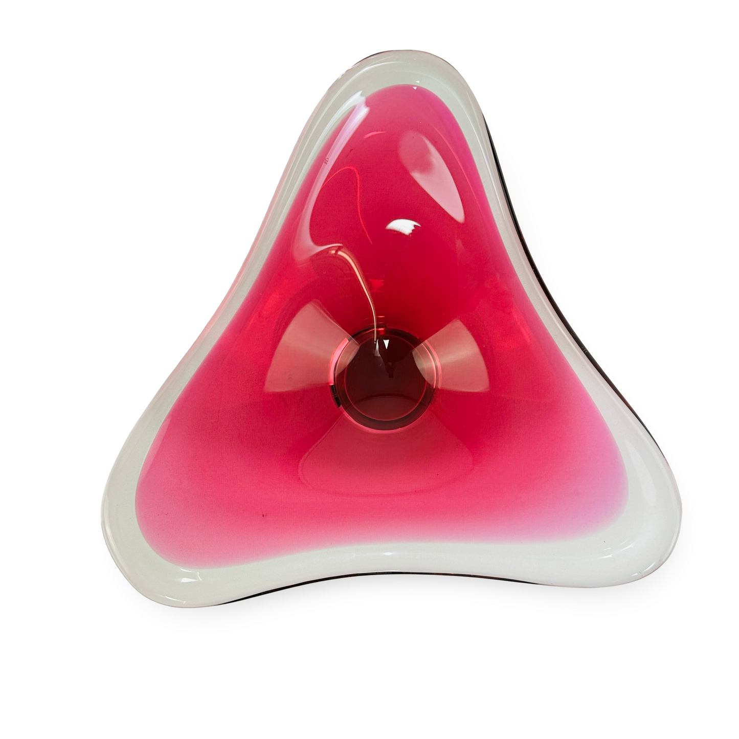 Sommerso-Dreieckschale Cranberry aus den 1960er Jahren von Josef Hospodka, dreieckige mundgeblasene Glasvase mit warme Rot-Tönen und asymmetrischen Spitzen