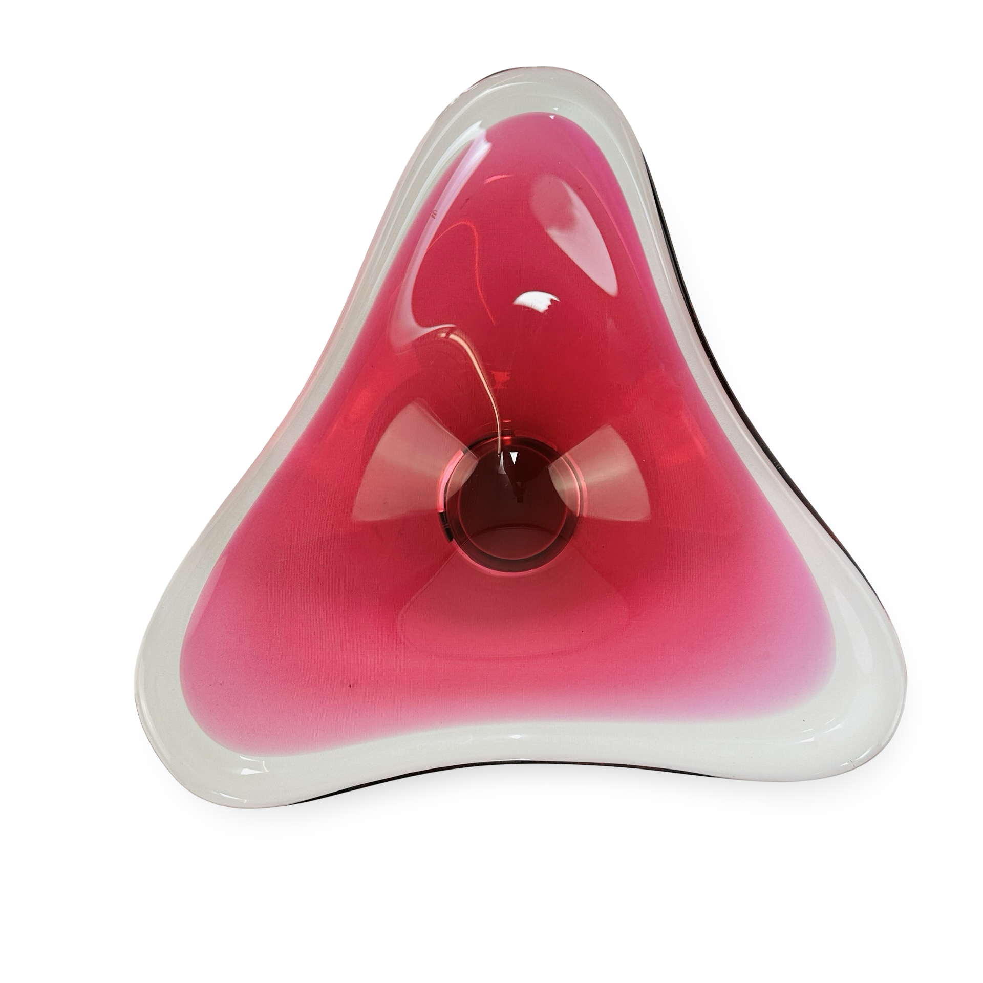 Sommerso-Dreieckschale Cranberry aus den 1960er Jahren von Josef Hospodka, dreieckige mundgeblasene Glasvase mit warme Rot-Tönen und asymmetrischen Spitzen