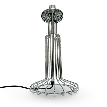 Rückansicht des chromfarbenen Drahtgestells mit rundem, ausladendem Fuß der Tischlampe im Stil von Max Sauze