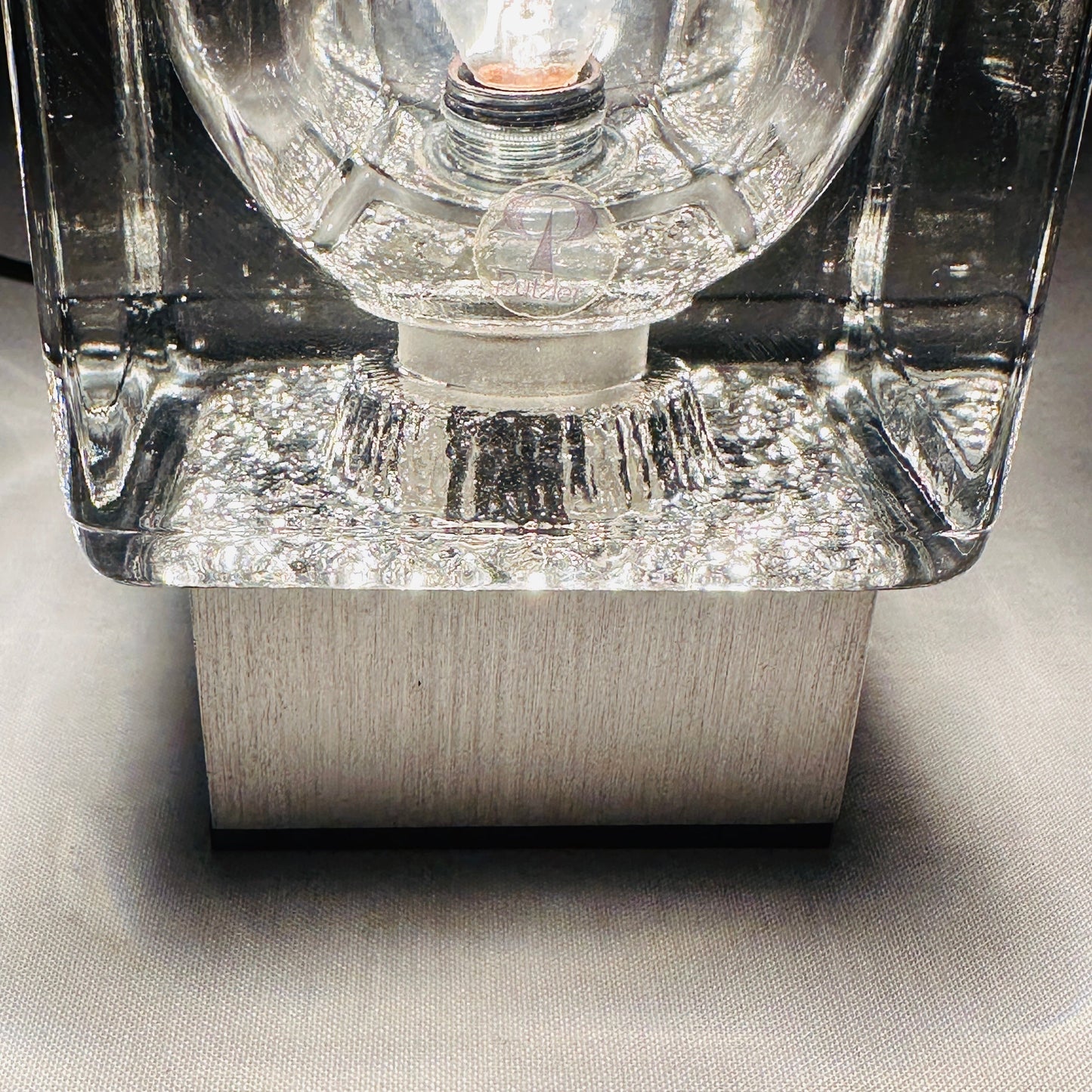Peill & Putzler Ice Cube TA 14 Tischleuchte aus Kristallglas auf Aluminium-Sockel, 1970er Jahre, deutscher Mid-Century Design-Klassiker