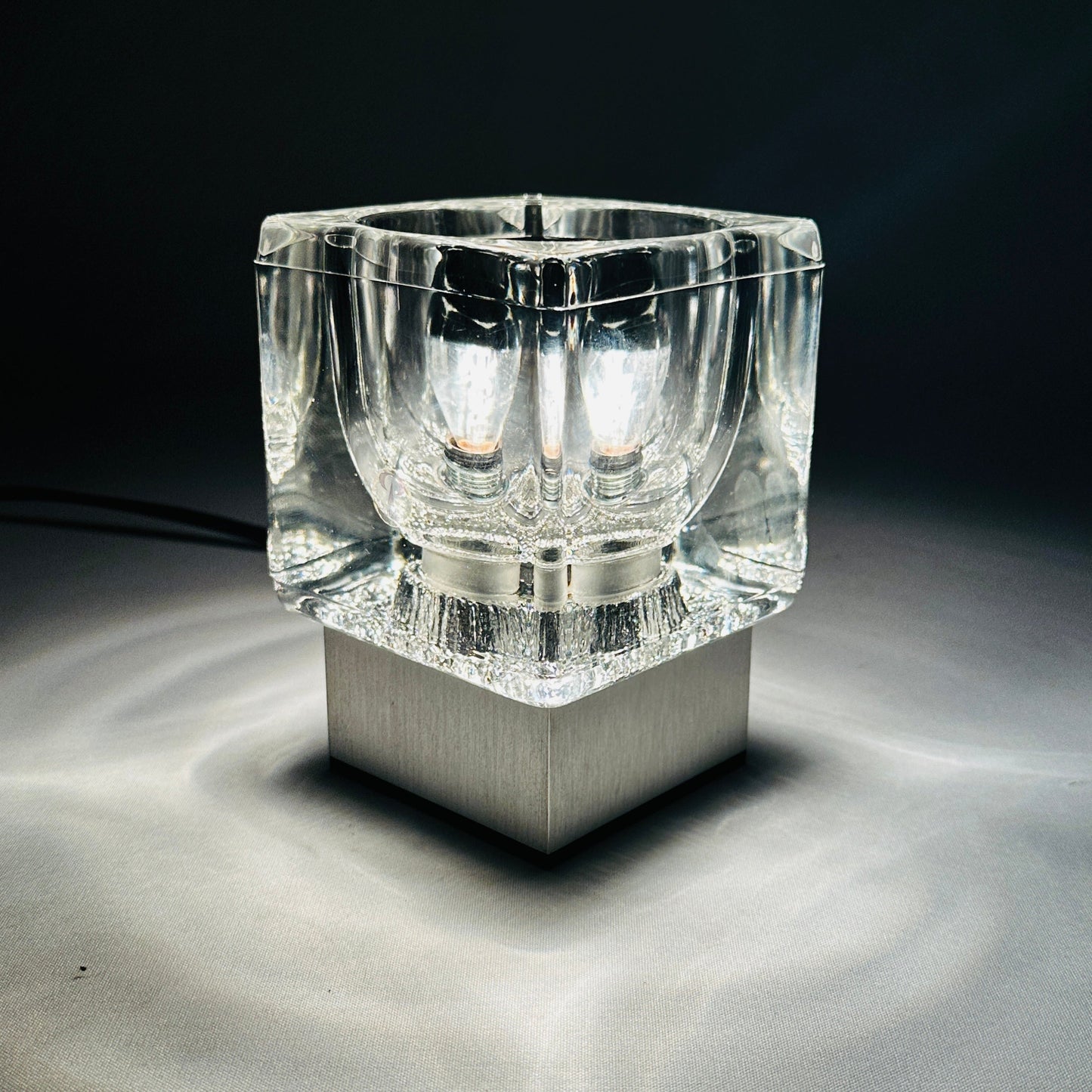 Peill & Putzler Ice Cube TA 14 Kristallglas Tischleuchte auf Aluminium-Sockel, 1970er Jahre, deutscher Mid-Century Klassiker