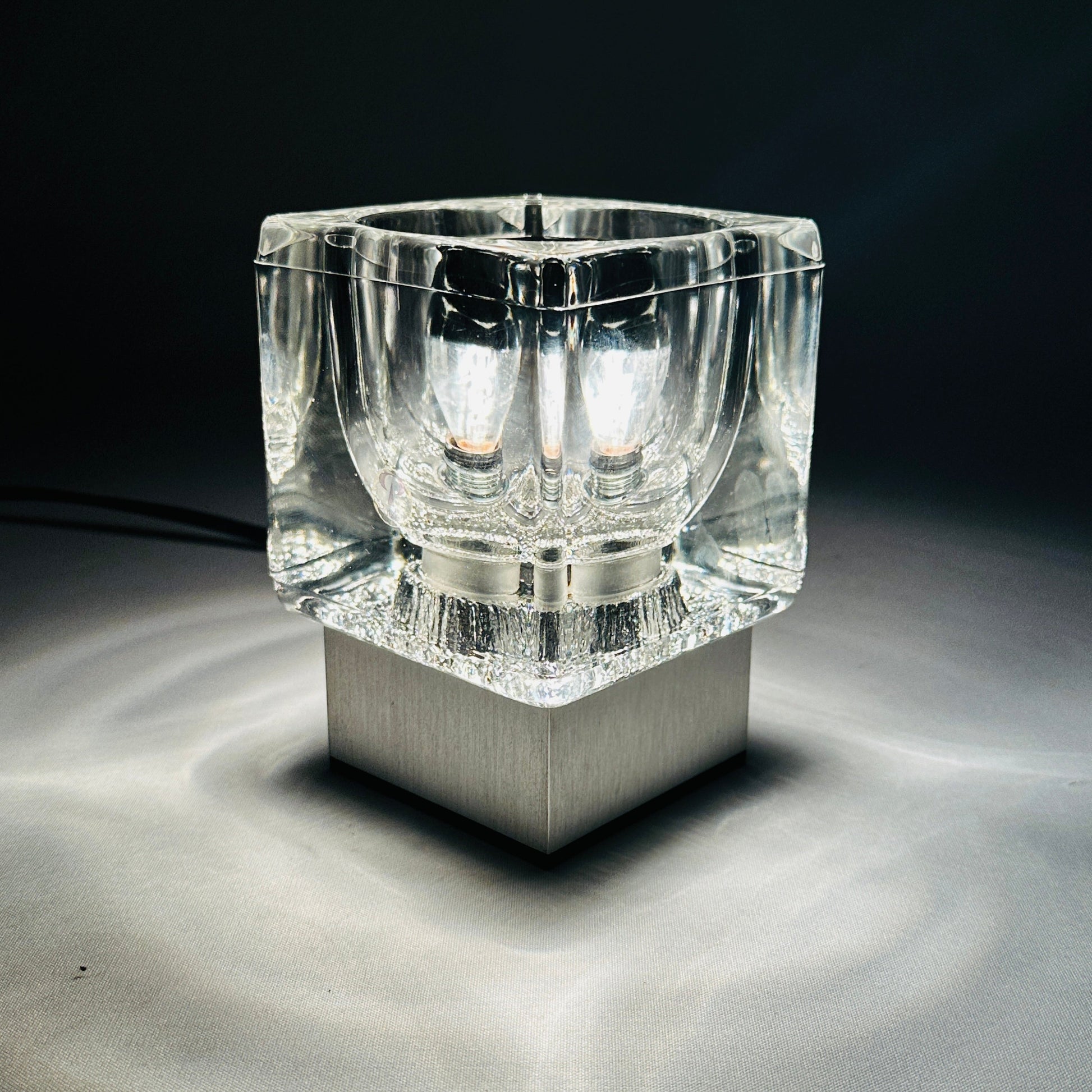 Peill & Putzler Ice Cube TA 14 Kristallglas Tischleuchte auf Aluminium-Sockel, 1970er Jahre, deutscher Mid-Century Klassiker