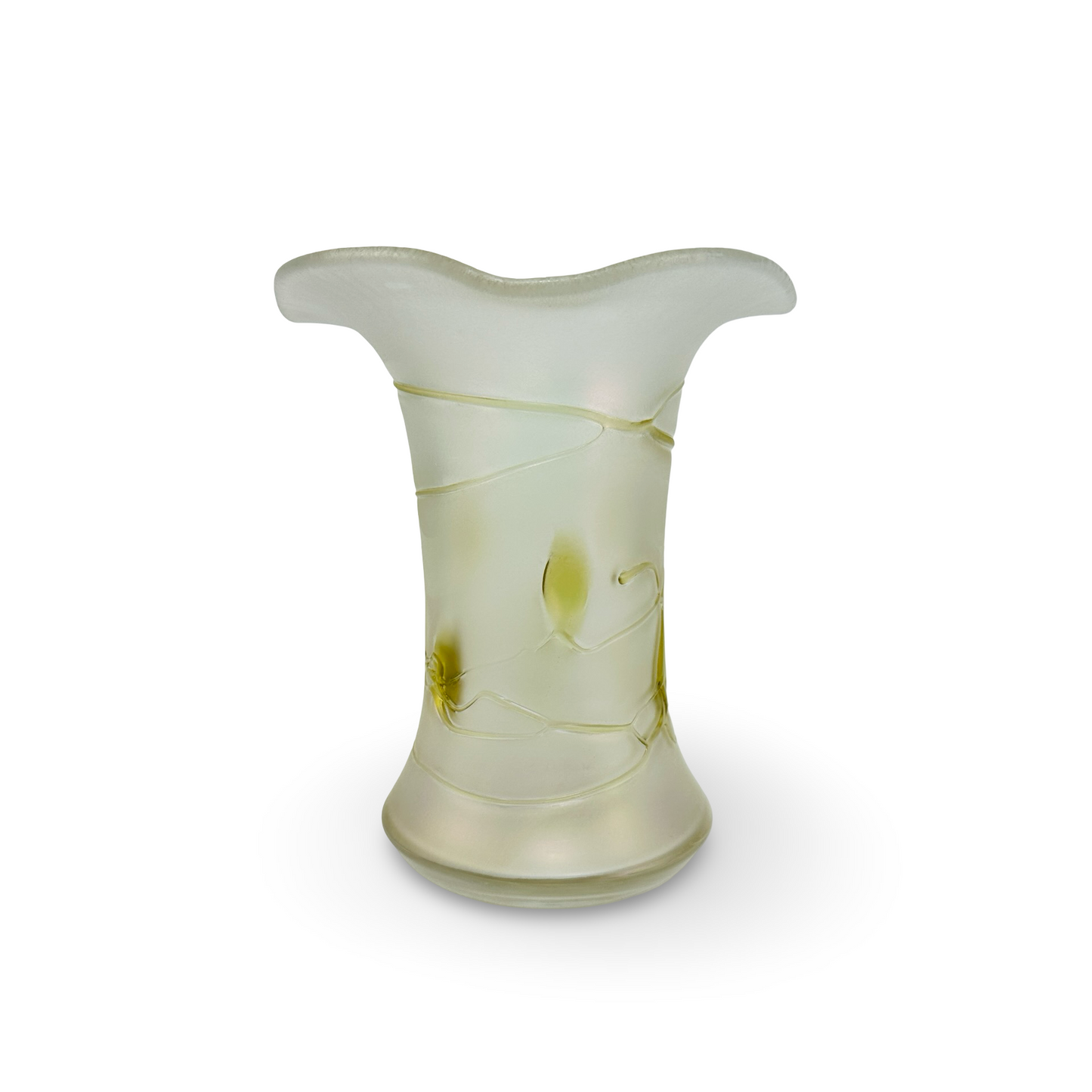 Böhmische Jugendstil-Trompetenvase aus satiniertem Glas mit Blumenapplikationen und Fadenauflage