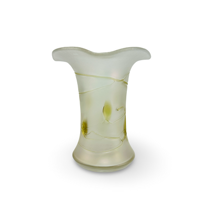 Gesamtansicht der böhmischen Jugendstil-Trompetenvase aus satiniertem, hellgelbem Glas mit Blütenauflagen