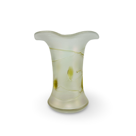 Gesamtansicht der böhmischen Jugendstil-Trompetenvase aus satiniertem, hellgelbem Glas mit Blütenauflagen