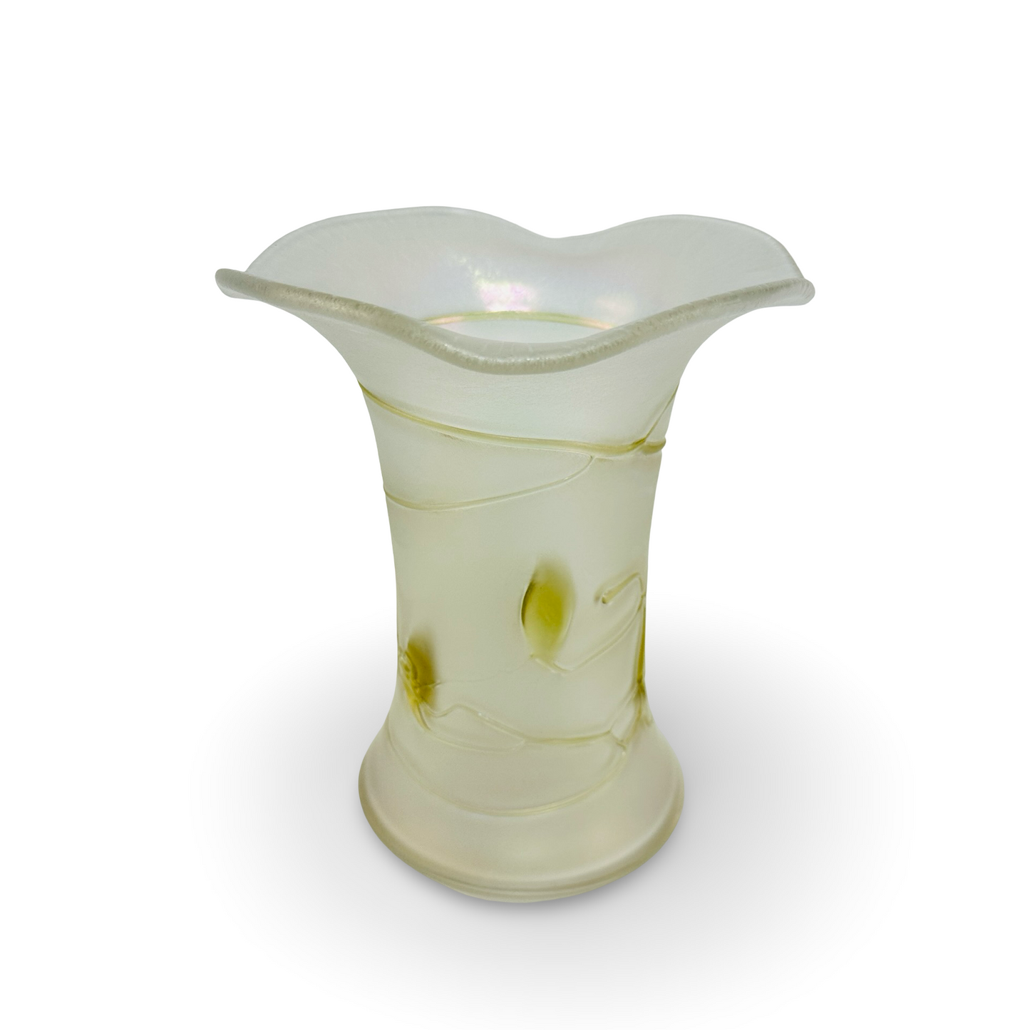 Böhmische Jugendstil-Trompetenvase aus satiniertem Glas mit Fadenauflage und Blütenapplikationen